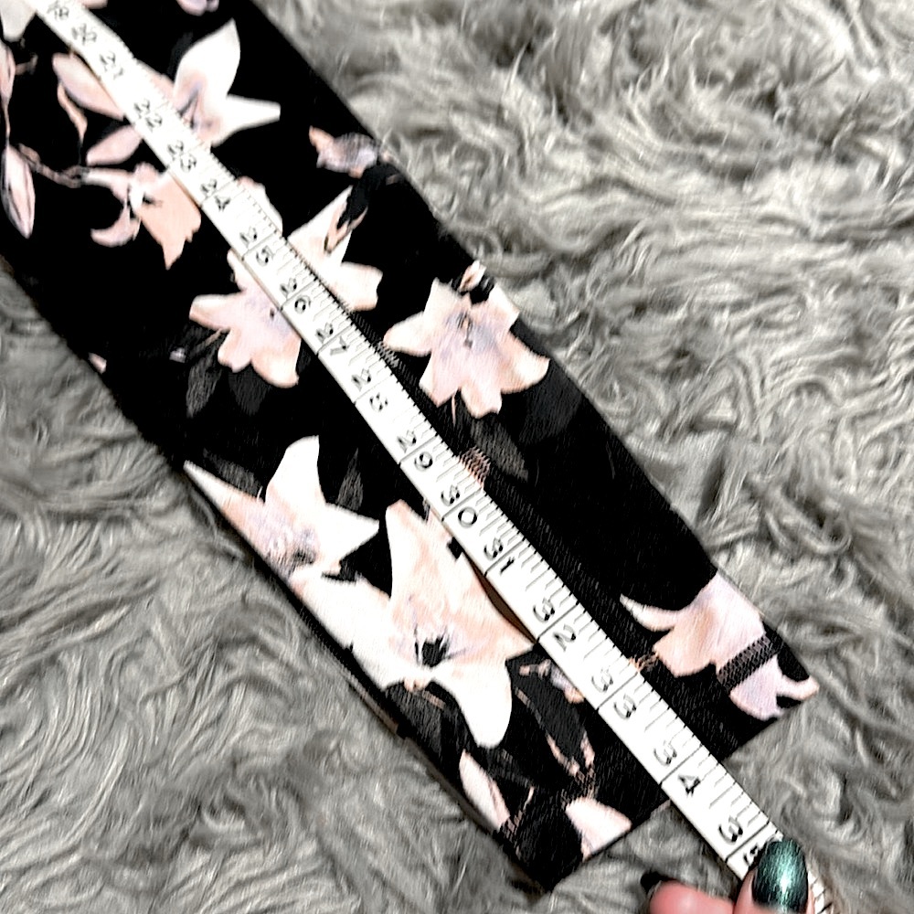 Victoria Secret Incredible Essential Floral Leggings & Sports Bra Set - Picture 7 of 10